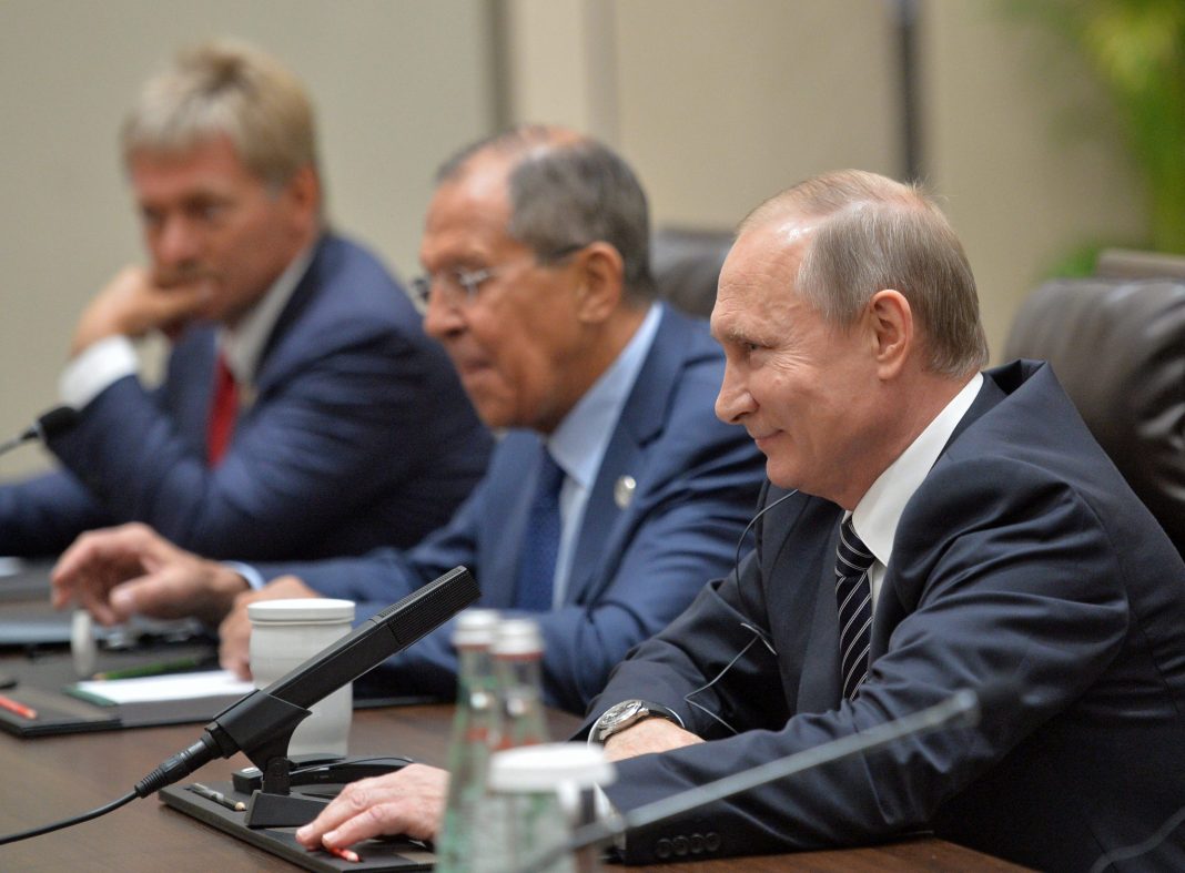 epa05524981 Russian President Vladimir Putin (R) sits for a meeting with US President Barack Obama (not pictured) at the sidelines of the G20 Summit in Hangzhou, China, 05 September 2016. The G20 Summit is held in Hangzhou on 04 to 05 September. EPA/ALEXEI DRUZHININ/SPUTNIK/KREMLIN POOL MANDATORY CREDIT