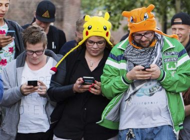 Pokemon Go завладява света- света на децата и света на възрастните. Реалността Жена върви по улицата, спира и трескаво отстъпва