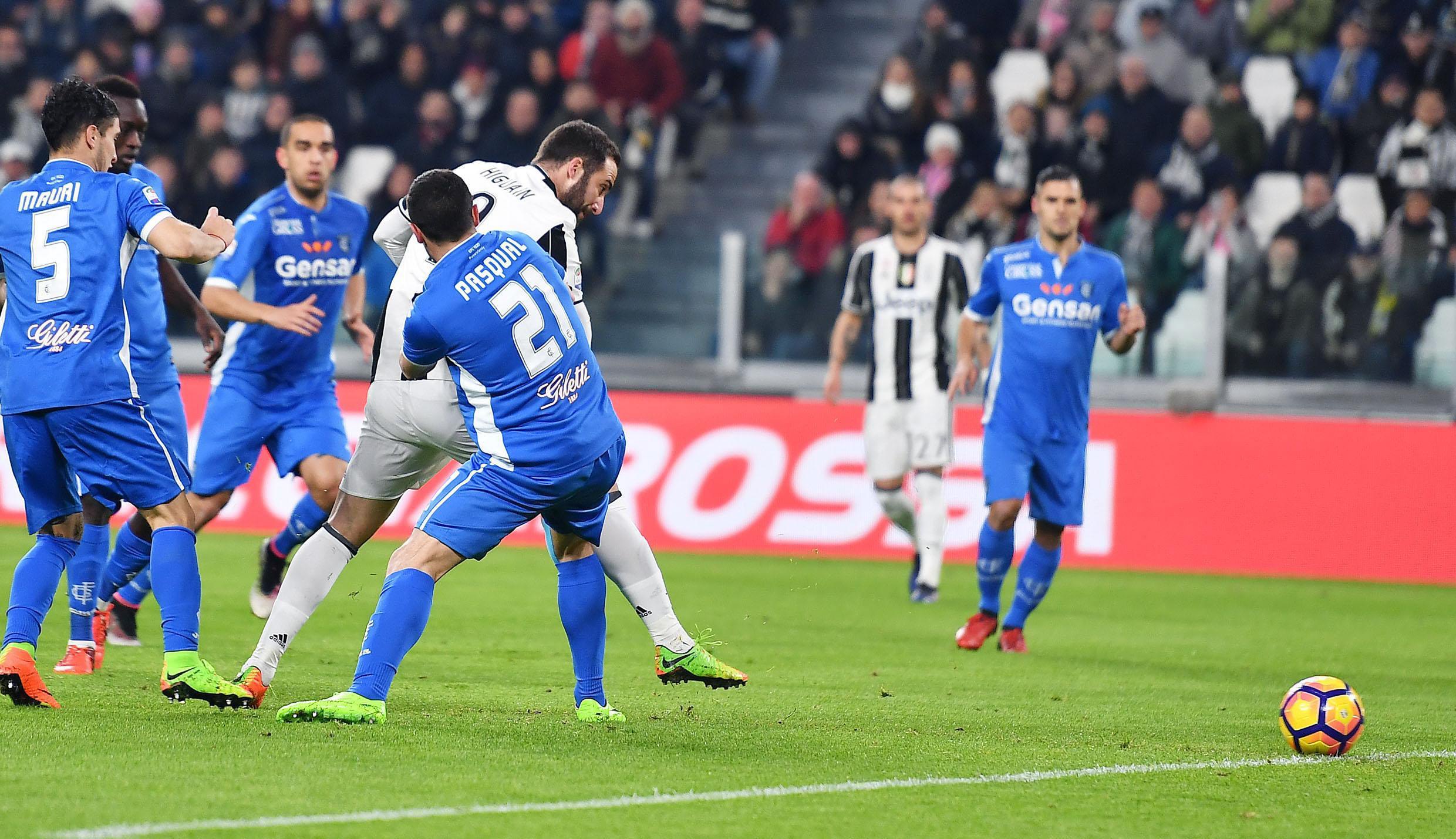 epa05815326 Juventus' Miralem Pjanic (C) contrastated by Empoli's Omar El Kaddouri and Manuel Pasqual (L) during the Italian Serie A soccer match Juventus FC vs Empoli FC at Juventus Stadium in Turin, Italy, 25 February 2017. EPA/ALESSANDRO DI MARCO