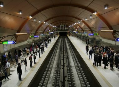 метрото влак технически проблем затруднено движение