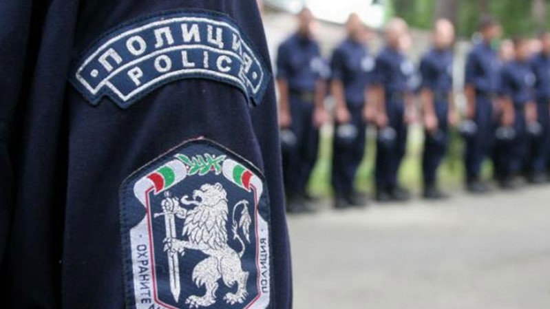 униформи полицаи