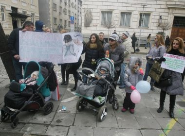 протест срещу насилието в детските градини и училищата