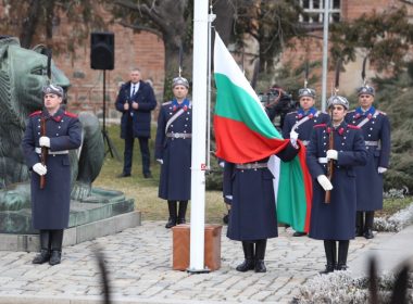 знаме издигане 3-ти март паметник на Незнайния воин