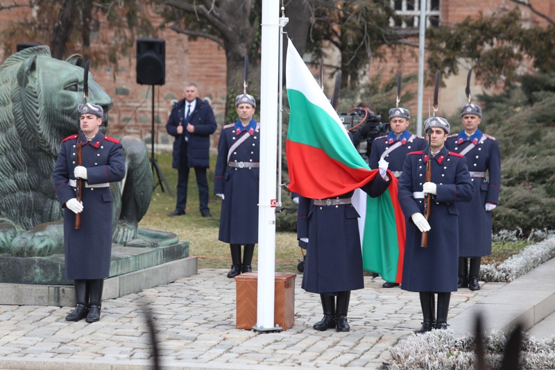 знаме издигане 3-ти март паметник на Незнайния воин