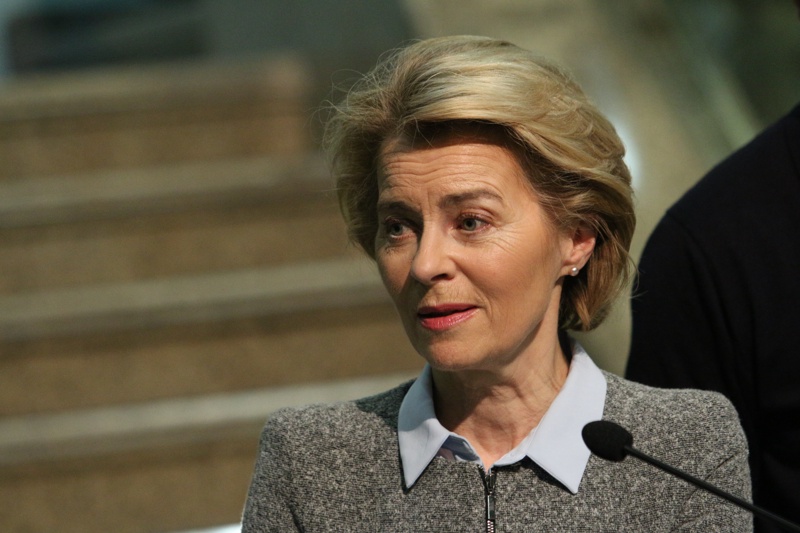 Урсула фон дер Лайен, ЕК, правомощия, ценности, Орбан, медии, журналисти