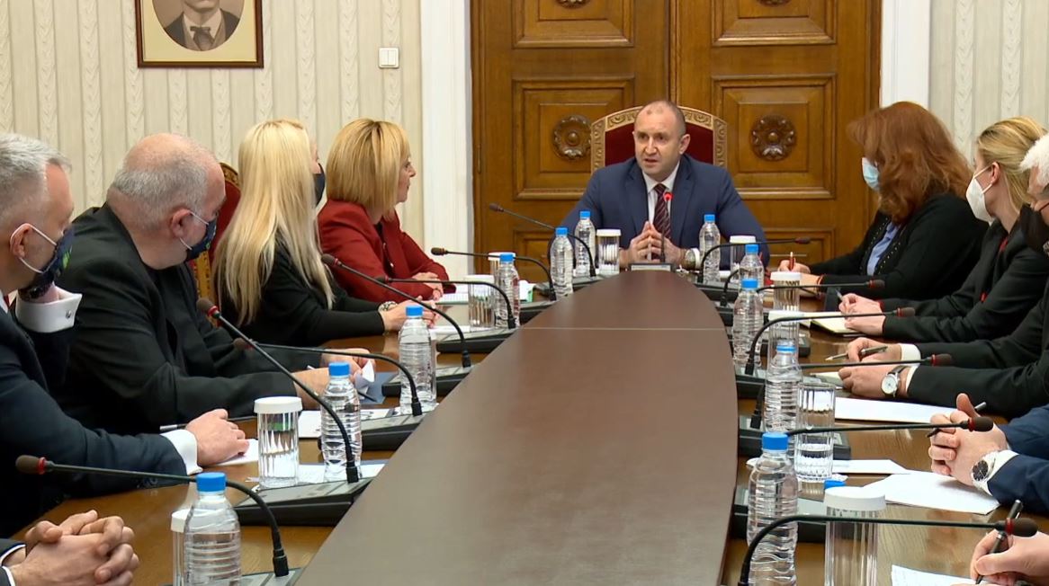 Мая Манолова, Отровното трио, Радев, консултации