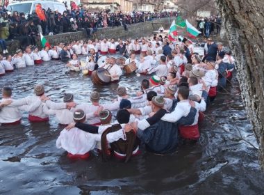 Съдът отмени забраната за мъжкото хоро в Калофер