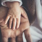 Между приемната грижа и осиновяването: Забавя ли процедурата по реинтеграция пътя на децата към нов дом