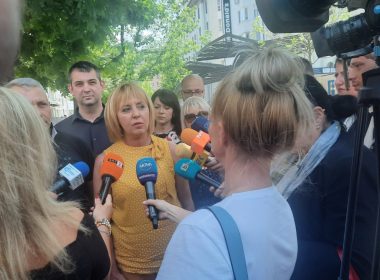 Манолова, Хаджигенов, "Изправи се. Ние идваме"