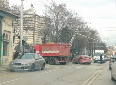 шофьор, кола, стълб, трамваи