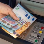 Защо поскъпват? КЗП започва проверка на таксите за теглене от банкомат