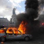 Стотици хиляди на протести във Франция, прераснали в сблъсъци и погроми