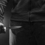 Мъж намушка с нож двама младежи в центъра на София