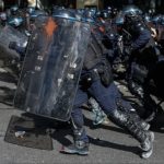 „Жълтите жилетки“ отново на бунт във Франция: Забраниха протестите, полиция и военни излизат по улиците